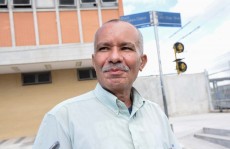 Técnicos realizam a inspeção de catracas de estações da CPTM