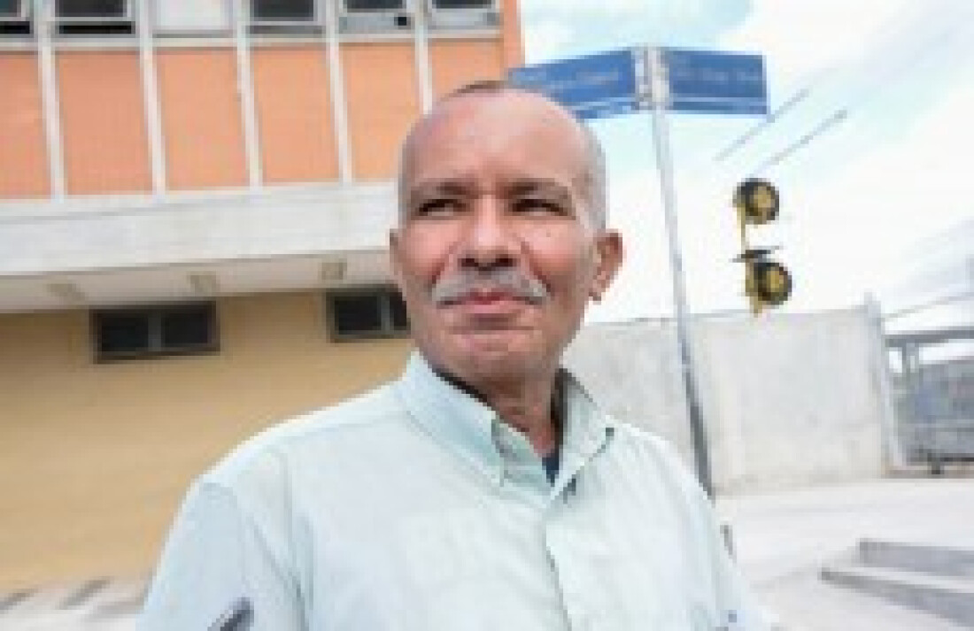 Técnicos realizam a inspeção de catracas de estações da CPTM