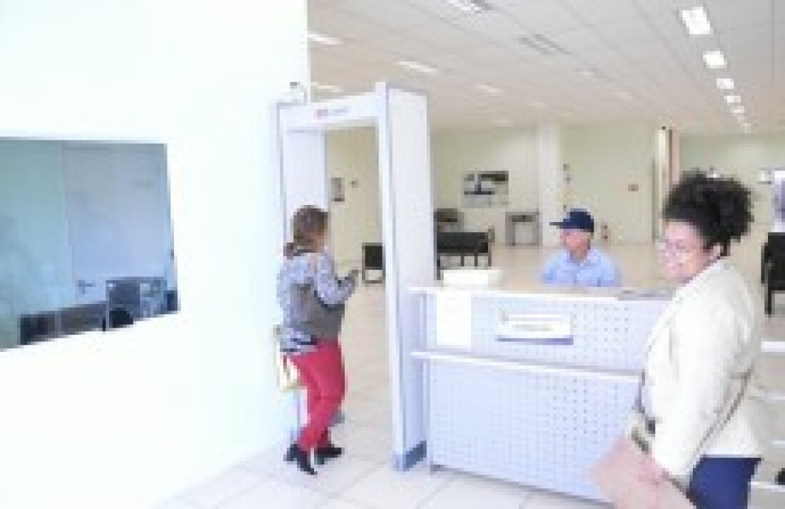 Câmara instala porta com detector de metais