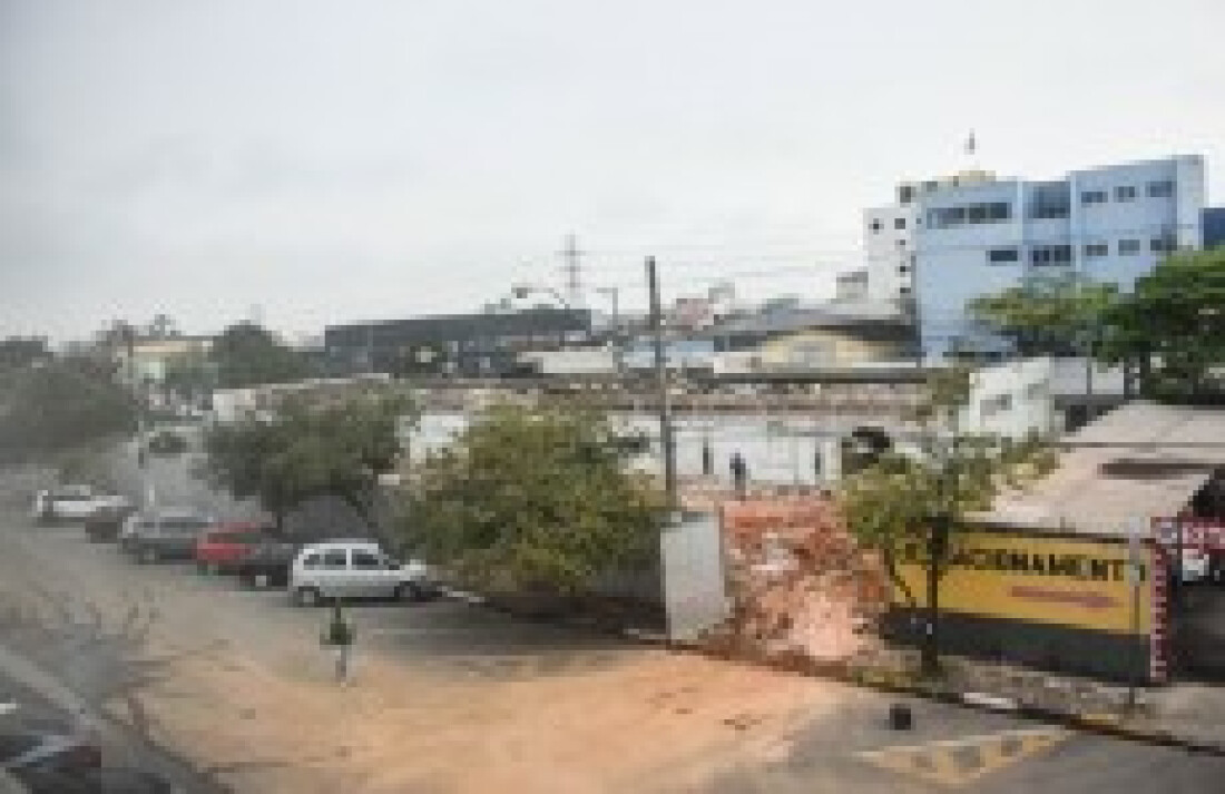 prédio da Samed no centro de Suzano é demolido