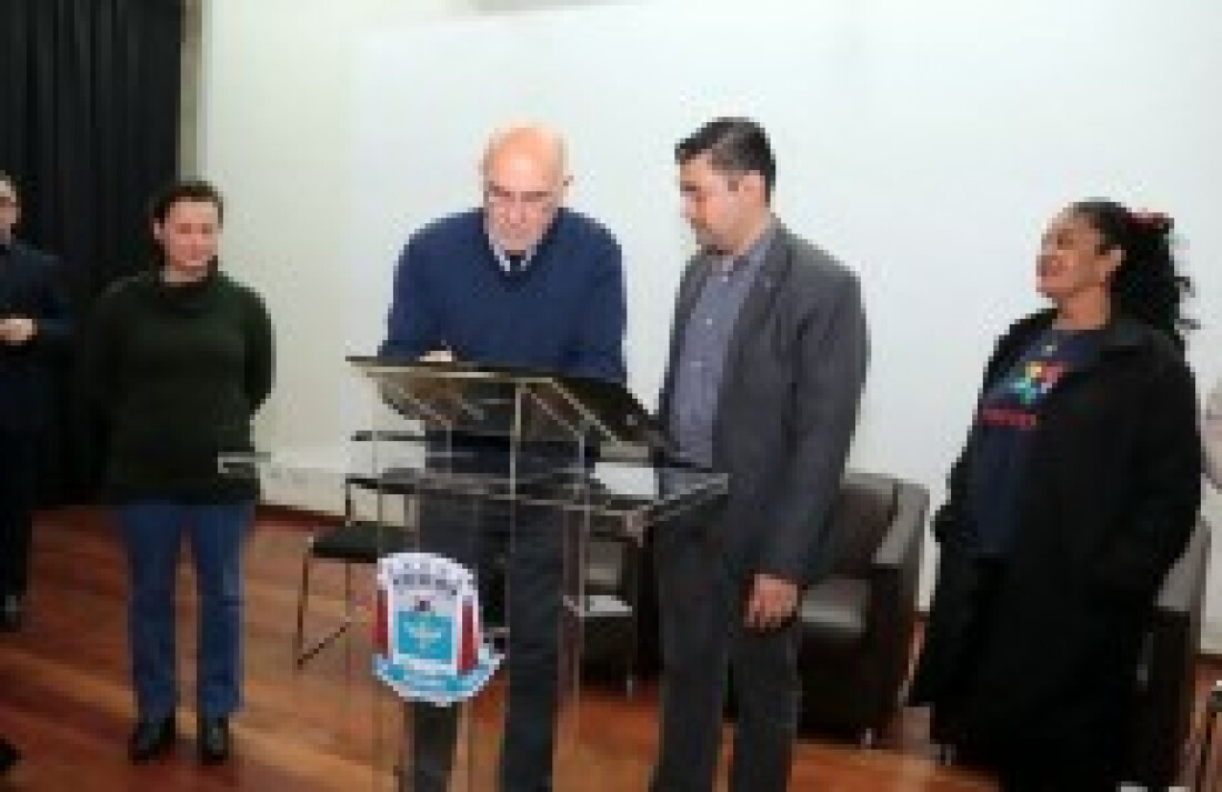 Prefeitura assina acordo com cooperativa de reciclagem