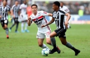 São Paulo bate Botafogo com gol nos acréscimos