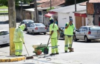 Ruas do Jardim Layr passam por limpeza