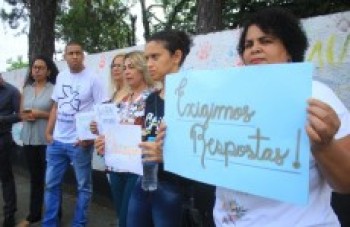 Pais fazem protestos contra transferência na Raul Brasil