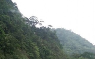 Nova queda de barreira atinge pista sentido Mogi da SP-98