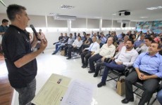 Time é aplaudido durante uma recepção na Prefeitura de Mogi