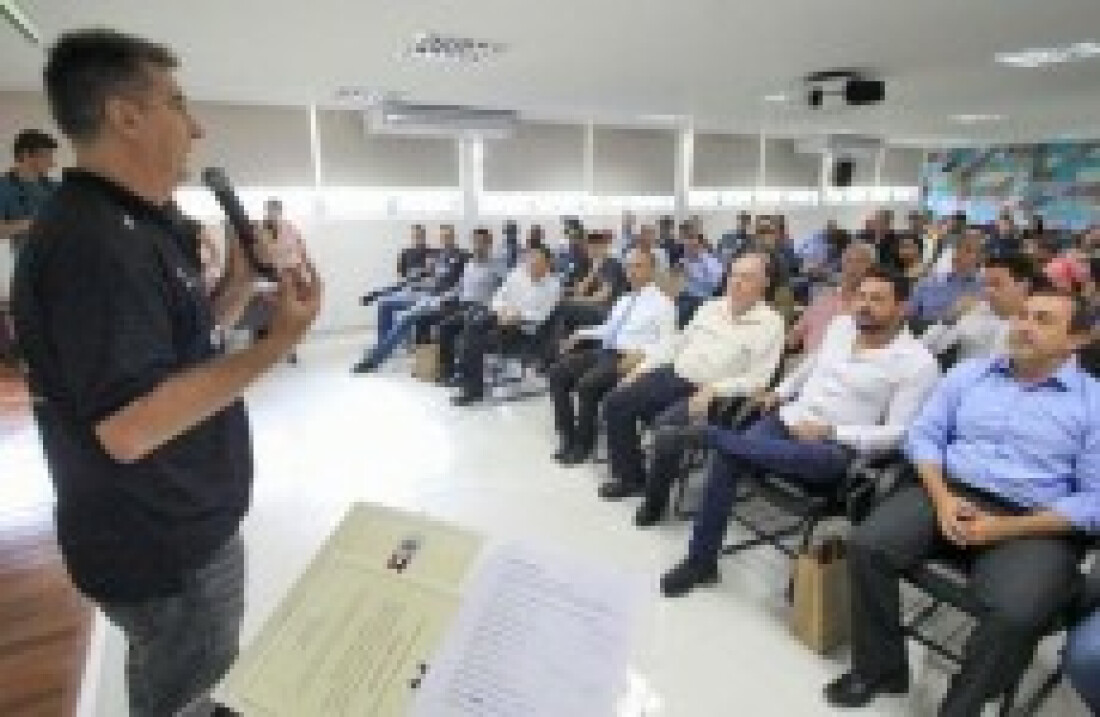 Time é aplaudido durante uma recepção na Prefeitura de Mogi