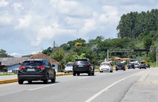 SP-98 registra trânsito intenso na 5ª feira