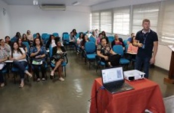 Mulheres têm aula sobre fluxo de caixa