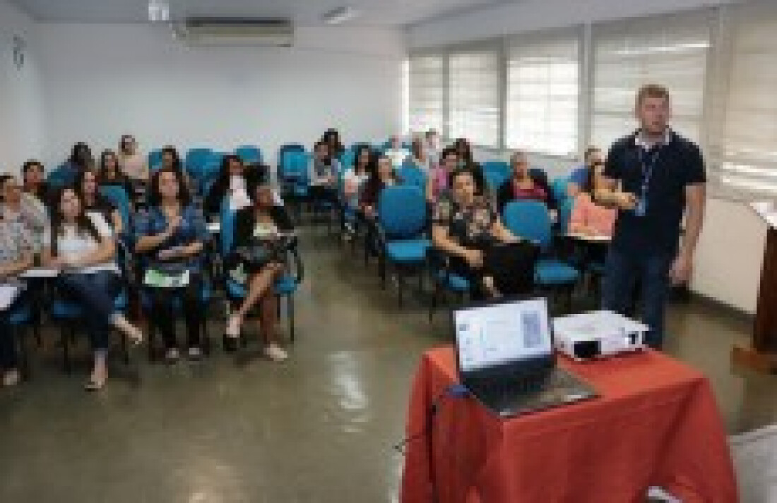 Mulheres têm aula sobre fluxo de caixa