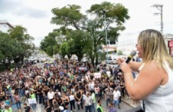 Servidores pedem reajuste salarial