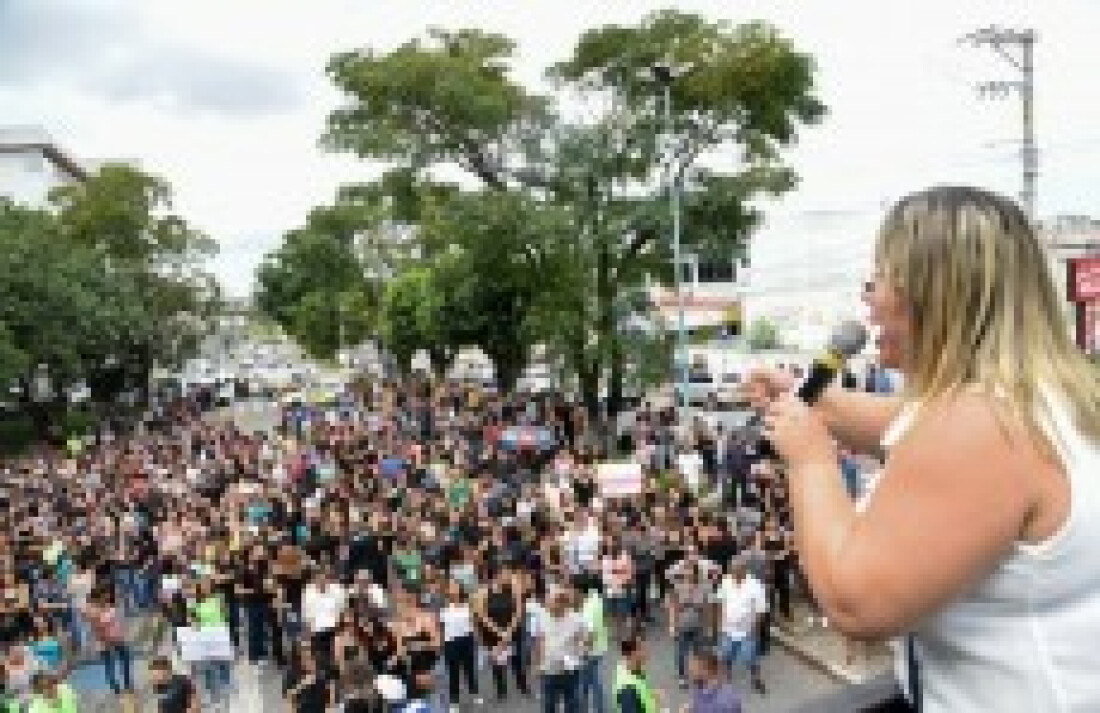 Servidores pedem reajuste salarial