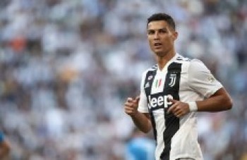 Cristiano Ronaldo marca quatro contra a Lituânia
