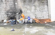 Prefeitura limpa rua e moradores jogam lixo