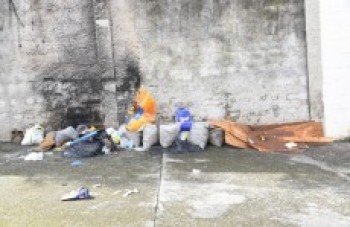 Prefeitura limpa rua e moradores jogam lixo