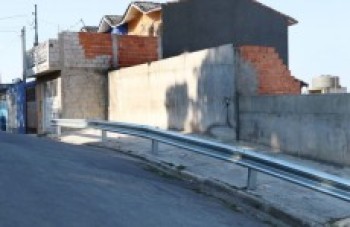 Ruas e avenidas de Ferraz recebem proteção metálica