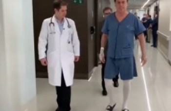 Bolsonaro caminha pelo hospital