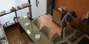 Câmera flagra assalto em joalheria em Suzano