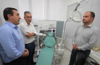 Prefeitura entrega aparelho do novo serviço de Odontologia
