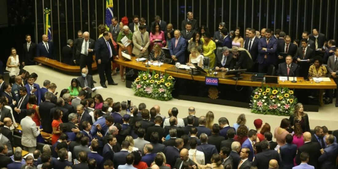 Parlamentares tomam posse na Câmara dos Deputados