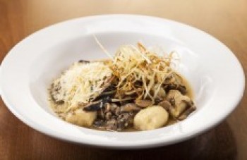 Gnocchi com ragu de cogumelos e crispy