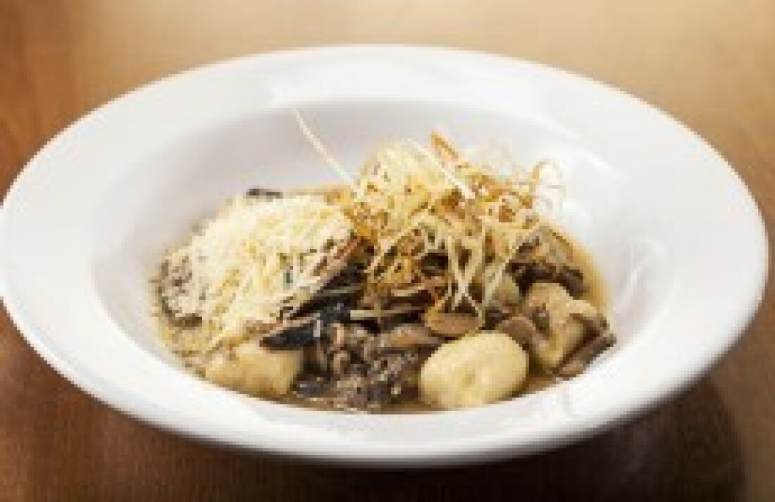 Gnocchi com ragu de cogumelos e crispy