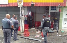 Quadrilha explode caixa eletrônico