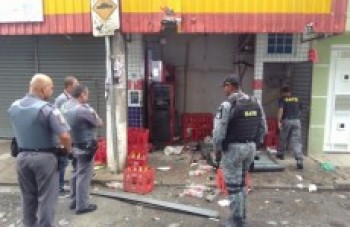 Quadrilha explode caixa eletrônico