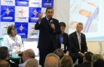 Prefeito expõe inovações em educação e saúde