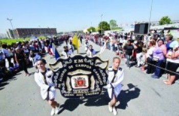 Mais de 12 mil mogianos acompanham desfile