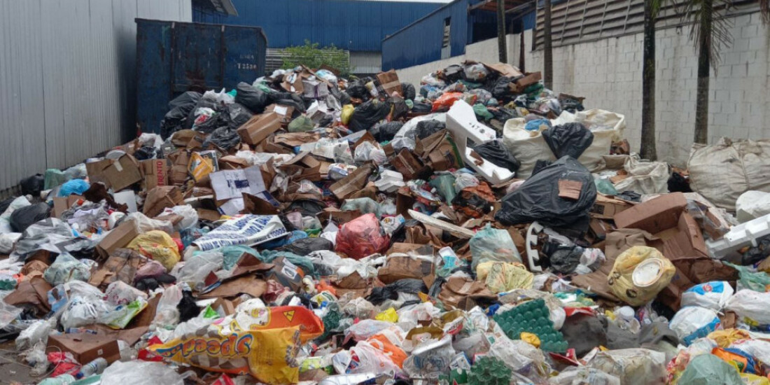 Vereador denuncia descarte de material reciclável coletado