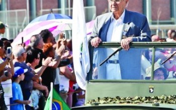 Pracinhas mogianos desfilam e pedem resgate da história