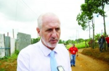 Moradores se reúnem com advogado para discutir reintegração de posse