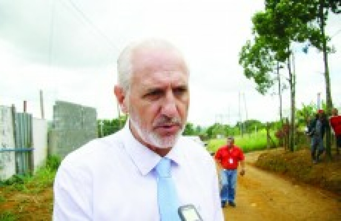 Moradores se reúnem com advogado para discutir reintegração de posse