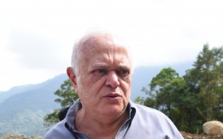 Políticos cobram mais ações