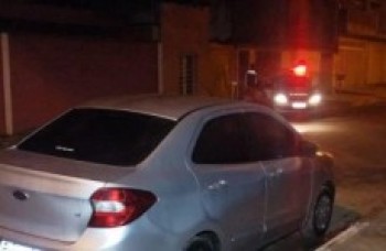 pm encontra carro de suspeito de esfaquear esposa e enteado