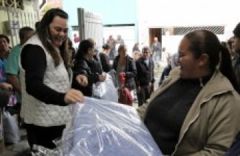 Agasalhos e cobertores são distribuídos na Vila Pomar
