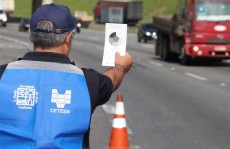 Cetesb autua 71 motoristas por excesso de fumaça preta
