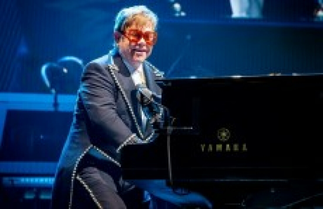 Cover do Elton John faz show na Apae de Mogi