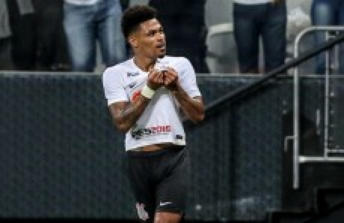 Corinthians supera Goiás e sobe para 5º
