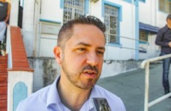 Pais de alunos fazem protesto em frente à Prefeitura de Poá