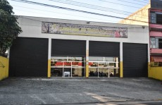 Trio armado invade igreja