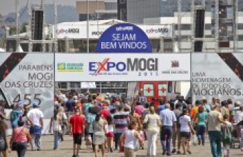 Desfile reúne 12 mil