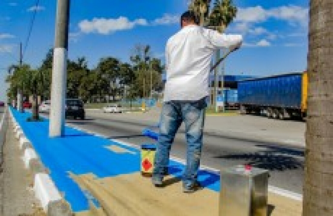 Canteiro central de via recebe pintura em azul