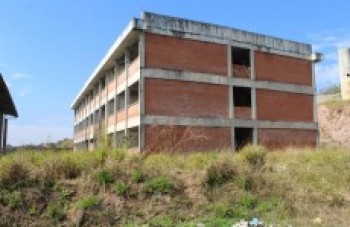 Abandono de construção é criticado por vereador