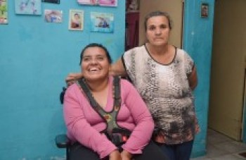 Mãe pede doação de cadeira higiênica e cama hospitalar