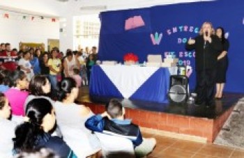 Alunos da rede municipal recebem kits escolares