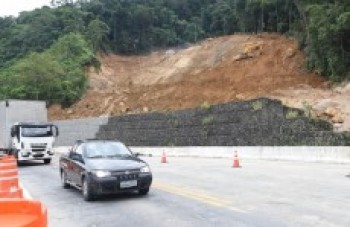 Obras de contenção na SP-98 devem terminar em outubro
