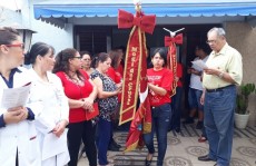 Bandeira do Divino leva conforto aos pacientes