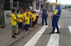 Alunos recebem orientação dos agentes de trânsito